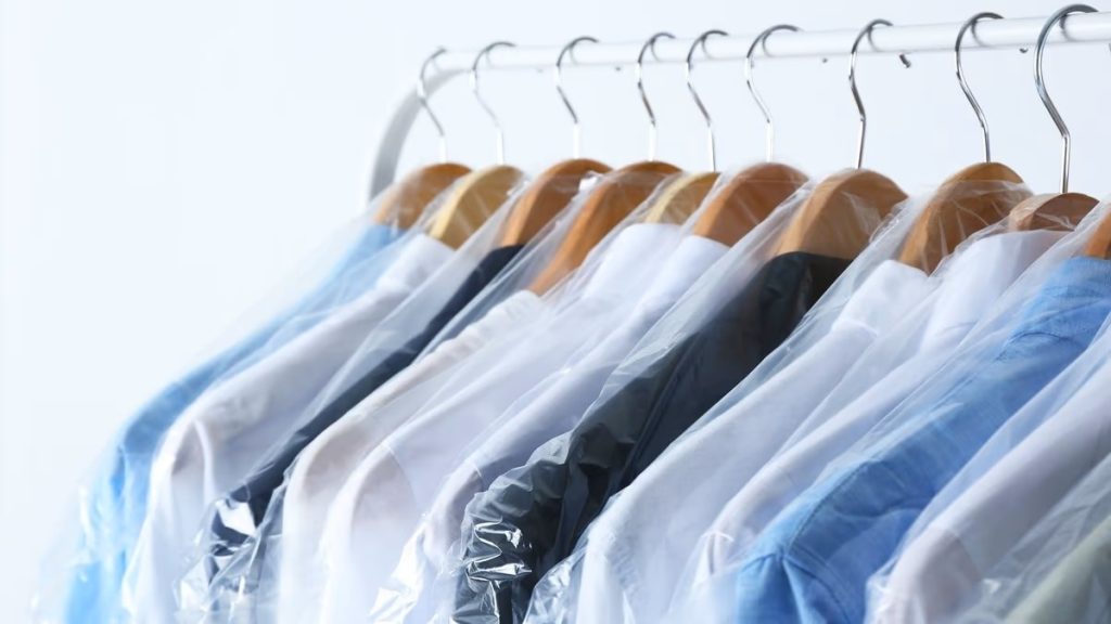 Przełom w praniu: Chińscy naukowcy stworzyli tkaninę, która czyści się sama i tnie koszty o 82%