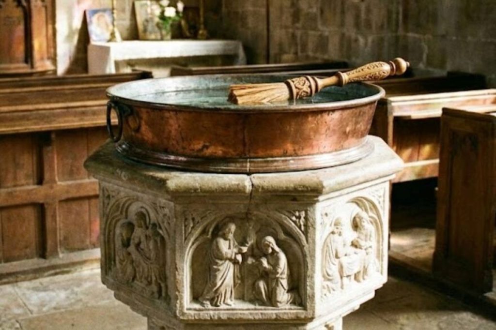 Jak pachną perfumy o zapachu wody święconej? Niszowe zapachy oddające „zapach mszy”