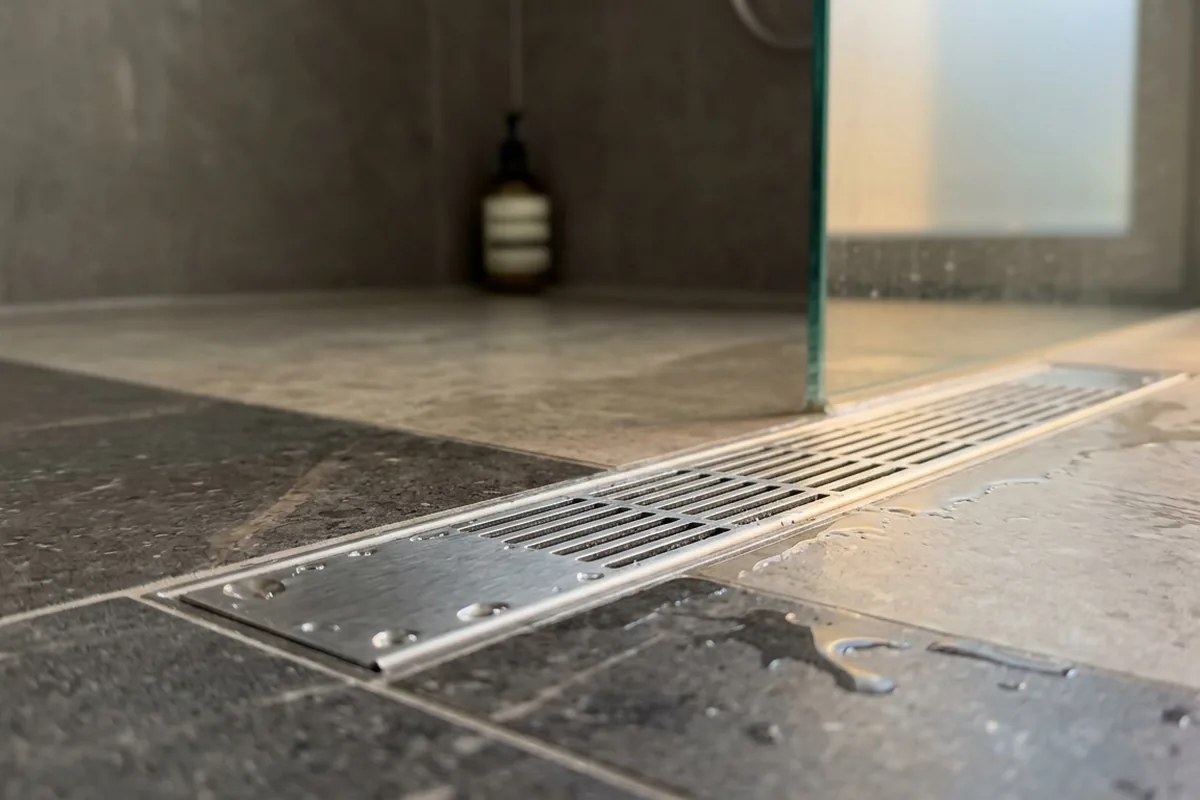 Prysznice włoskie: Alternatywa dla kabiny, którą łatwiej wyczyścić i która powiększa łazienkę